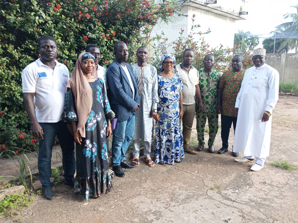 Photo-de-famille-avec-la-Coordination-national-et-le-personnel-de-lONG-au-siege-apres-la-cloture-du-projet-1